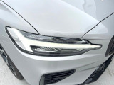 【LEDヘッドライト】ハイビームを先行車や対向車にあてず、その両サイドではハイビーム照射を維持。見える範囲が段違いに広くなりました。北欧神話に登場するトールハンマーをモチーフにデザイン。