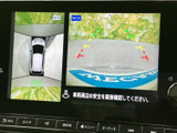 周囲の状況と後方の映像を画面で確認でき、駐車時の安全確認をサポートします。ガイド表示も備わり、車両周辺を把握しやすいため、狭い場所での駐車にも役立つ便利な装備です。