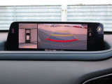 車体がシースルー(透過)して周囲の見通しを高めた設計の『360&deg;シースルービューモニター』を搭載。大きな車体でも、上空から見下ろす正確な視点で、狭い道や駐車をサポートします。