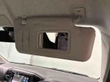 ちょっとした身だしなみチェックができるバニティミラー(運転席・助手席)&チケットホルダー(運転席)付きサンバイザー。