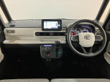 収納が多くとっても使いやすい運転席ですよ!