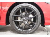 純正のアルミホイールが足元を飾ります!タイヤサイズは235/40R18となります。