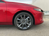 純正アルミホイールは、MAZDA3のボディデザインに調和するよう仕上げられています。足元の造形まで一体感を持たせることで、魂動デザインらしい伸びやかなスタイルを引き立てています。日常でも役立ちます。