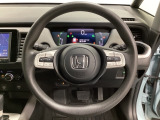 オーディオのチャンネル変更やボリュームなどの操作スイッチの他にレフトセレクターホイールがついています。中央部を指先で上下に動かすことで、マルチインフォメーション・ディスプレイの各表示が確認できます。