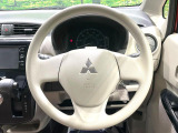 インテリアに合わせたデザインのステアリングは、運転される方のことも考え、運転しやすい形状、大きさです。是非一度、実際に触ってお確かめください。