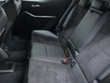 ドライバーだけでなく同乗する全ての人が快適に過ごせるシート。ゆったりと空間と上質なシートが移動の時間を心地よいひとときへと変えてくれます。後席で過ごす人にもBMWならではの上質な時間を届けます。