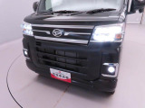 白く明るい光で、夜間の走りをサポート。前方視界を見やすくして安心感を高めるほか、消費電力を抑えて低燃費にも貢献。