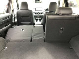 リヤシートを倒すと大きな荷物も搭載可能です。