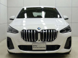 一目でBMWと解る存在感。象徴的なキドニーグリルを中心にシャープなヘッドライトと力強い表情が融合。スポーティーさとエレガンスを兼ね備えたBMWならではのフロントフェイスです。