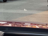 運転視界の遠方上方に虚像を投影することで前を見ながら情報の視認ができます。本当にドライバーが必要な情報を適切に伝え、楽しんで頂くことを考えた新世代装備です。※虚像は2.6m前方に浮かぶイメージです。