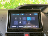 AM・FMやテレビ、Bluetoothなど、複数のオーディオソースを画面上で選べます。設定項目も見やすくまとまり、普段使う音源に合わせて切り替えやすい便利な装備です。