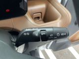 オートライトとは、自動車に装着された自動点灯式ライトのことです。周囲が暗くなるとライトが自動で点灯し、明るくなると自動で消灯する機能を持っています。