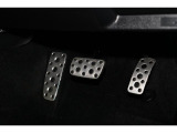 スポーティなデザインのアルミパッドブレーキペダルです。
