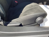 運転席にはドライバーの体型や好みに応じて前後方向だけでなく、高さの調整ができるシートリフターを装備!