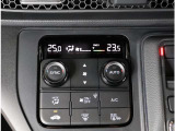 フルオートエアコン装備です。温度を決めれば、あとは機械が自動で風量などを調整!