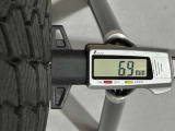 冬タイヤの残り溝は6.9mmです。スリップラインからは5.1mmとなっております。
