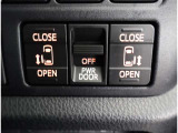 両側電動スライドドアのスイッチ付です。車内からもスイッチひとつで楽にドアの開閉が可能です。電動なので開閉時に力を使う必要がなく、半ドアになることもありません!