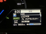 【レーンディパーチャーアラート】道路上の白線(黄線)をカメラで認識し、ドライバーがウインカー操作を行わずに車線を逸脱する可能性がある場合、ブザーとディスプレイ表示により注意を喚起サポートします。