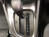 操作しやすいATシフトです。シフトチェンジを気にしなくてよいので運転だけに集中できますね。自然と手に届くところにある、手になじむ形状のシフトノブがいいですね。