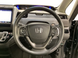 ハンドルにHondaセンシング系のクルーズコントロールやレーンキープアシストなどのスイッチと、オーディオの操作スイッチが装備されています。ハンドルから手を離さず安全に操作できます。