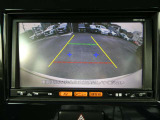 ギアを『R』に入れると、ナビ画面に後方の映像を映してくれるので、駐車がし易くなります。