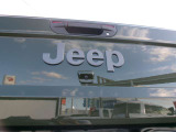 リヤゲート部には誇らしいJEEPエンブレムとバックカメラを装備