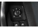 狭い場所も苦になりません。電動格納ドアミラー装備。電動格納ドアミラードアミラー調整スイッチ