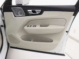 運転席ドアの全景です。キャビンを彩るすべてのものに、機能を形にした美しさが備わっています。