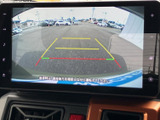後方の映像とガイドラインが画面に表示され、駐車時に後ろの状況を確認しやすい装備です。周囲を目視で確認しながら、車庫入れや切り返しの際に活用できます。