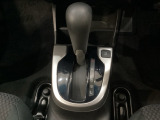 CVT車のセレクトレバーです。低速から高速まで、変速ショックのないスムーズな走りを実現するとともに、エンジン効率のよい領域を維持することで燃費にも貢献します。