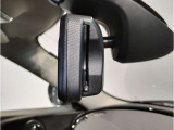MINIではルームミラーの裏側にETCの車載器が内蔵されており、別途で車載器の購入必要なしで非常にスマート。皆様が驚かれるポイントのでもあります