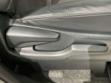 シートハイトアジャスターが付いているので運転姿勢を調整するのに便利ですね。身長に合ったシートポジションは安全運転や疲労軽減にもつながります。