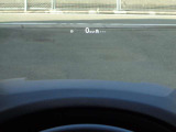 必要な情報を投影するヘッドアップディスプレイ(運転席前のガラス等に車速やナビ情報を投影する機能)。視線移動を抑え、速度やナビのルート案内、安全警告を直感的に確認。長距離運転でも疲れません。