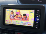 テレビ番組を画面で視聴できる装備です。停車中の待ち時間などに映像を楽しめるため、休憩時の過ごし方の幅が広がります。視聴は安全に配慮し、停車中にご利用ください。