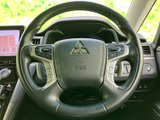 ステアリングには手元で操作できるスイッチが備わり、運転姿勢を保ちながら各種機能を扱いやすい構成です。メーターやナビを見ながら必要な操作にアクセスでき、日常の運転をサポートします。