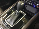 本革のシフトノブです☆質感がよく肌触りも良いため、ついつい手がノブの方向に行ってしまいがちです(笑)