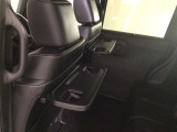 運転席と助手席のシートの裏に収納式のテーブルが装備されています。休憩時のちょっとした小物置きに使えてとっても便利ですね♪