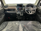【インパネ】運転のしやすさを最優先に設計された見晴らしの良いフロントビュー。車両間隔が掴みやすく狭い道でも安心♪「安全」と「品質」を最優先に、安心してお乗りいただけるクルマを提供いたします。