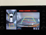 パノラミックビューモニター付きです。車両を上から見たような映像をモニター画面に表示。運転席からの目視では見にくい、車両周辺の状況をリアルタイムでしっかり確認できます。