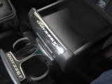運転席からも助手席からも使いやすい位置に引き出し式ドリンクホルダーとスマホなどを置けるトレイを配置。