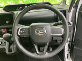 手元のスイッチが左右にまとまり、運転中も必要な操作を行いやすい構成です。握ったまま使えるボタン類で、毎日の移動を便利にサポートしてくれます。