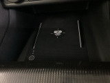 スマートフォンを置くと充電できます。