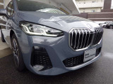 こちらがBMWを象徴するキドニー・グリルです。BMWらしいデザインを印象づける特徴的なフロントフェイスで、ひと目でBMWと分かる存在感があります。