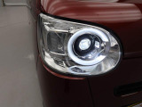 LEDヘッドランプ。白く明るい光でなおかつ低消費電力。クリアランスランプがスタイリッシュなラインを描きます。