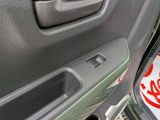 パワーウィンドウのスイッチですよ。運転席に居ながら窓を開け閉めのコントロールできます。