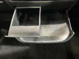 パックの飲み物も置けるドリンクホルダーです!一緒にお菓子も置ける便利なトレイ付き♪