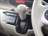 インパネシフトだから視線の移動も少なく足元もスッキリ♪運転席もゆったりしているのでゆとりを持ってドライブできますね!