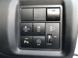 【スマートアシスト】 走行中に前方の車両等を認識し、衝突の可能性が有る時は警報音とブレーキで衝突回避と被害軽減をアシストしてくれます。安心してドライブをお楽しみいただけますね。