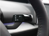 走行中にステアリングホイールの右側レバーを下方向に動かすとPilot Assistをオンにすることができます。