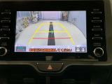 ディスプレイに後方の視界を表示し、車庫入れをサポート「距離目安線」「車幅延長線」およびステアリング操作に連動する「予想進路線」を画面に表示します。※必ず車両周辺の安全を直接確認してください。